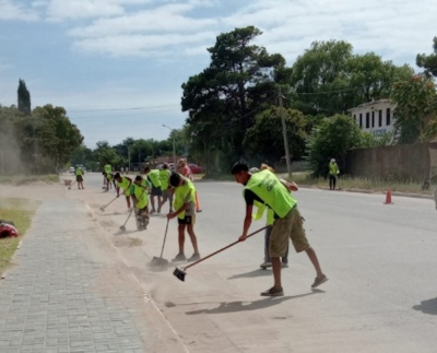 Villa Gesell: Realizan trabajos de limpieza y mantenimiento en playas y calles de la ciudad