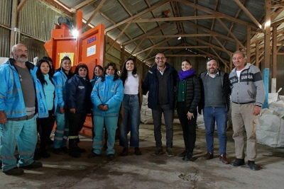 Azul: Daniela Vilar y Nelson Sombra entregaron maquinaria a la cooperativa “Mundo Reciclado”