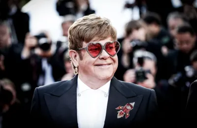 Subastan objetos personales de Elton John
