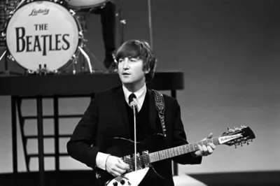 Subastarán una guitarra que usó  John Lennon y George Harrison