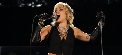 Miley Cyrus presentó su versión de "Pyscho Killer"
