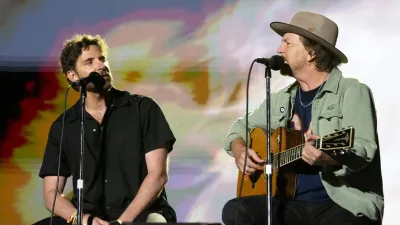 Bradley Cooper subió al escenario a cantar con Pearl Jam