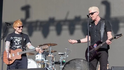 The Offspring y Ed Sheeran tocaron juntos “Million Miles Away”
