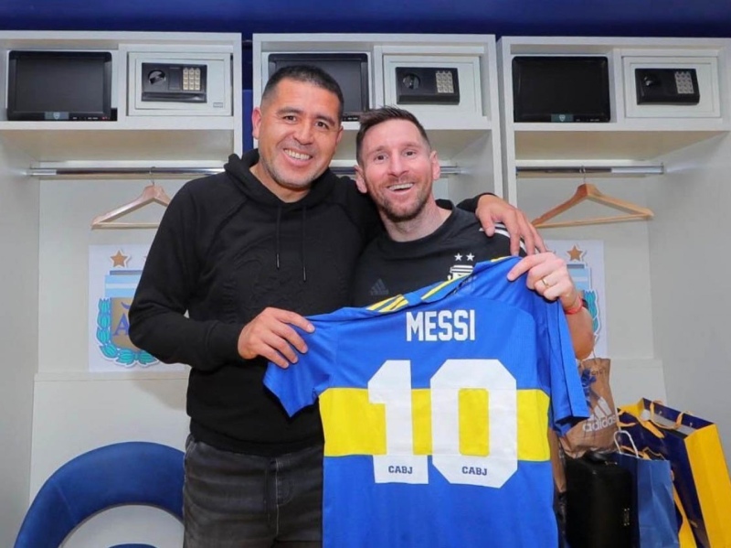 Encuentro de 10: Juan Román Riquelme y Lionel Messi, posaron juntos en el vestuario de la Bombonera