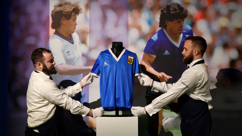 Vale oro: Subastan la camiseta de Maradona con la que le hizo dos goles a Inglaterra en 1986