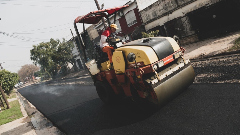Almirante Brown: Continúan las obras de pavimentación en calles y avenidas