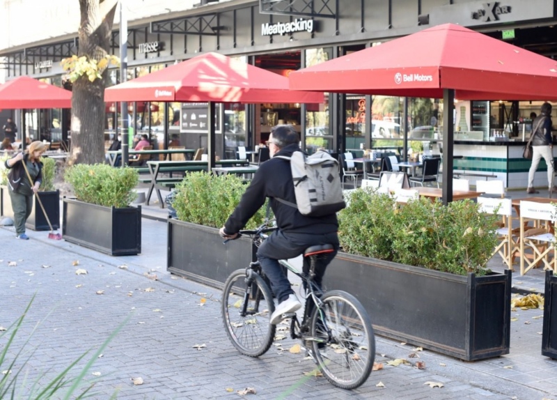 La Plata: Restaurantes y bares deberán retirar mesas y decks de la vía pública