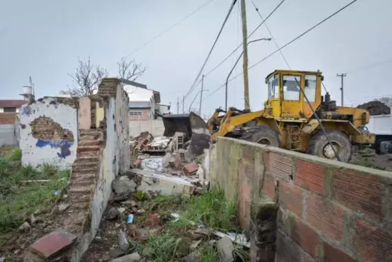 Mar del Plata: Demolieron una vivienda abandonada que presentaba riesgo de derrumbe