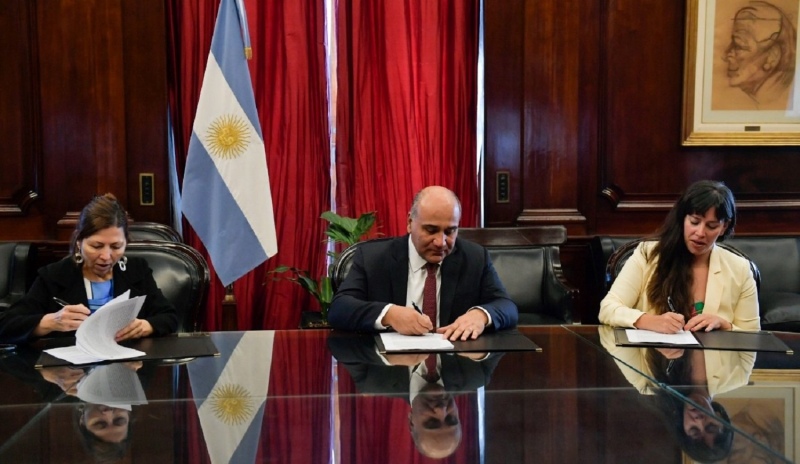 Batakis y Manzur firmaron un acuerdo para digitalizar y agilizar procesos en el Banco Nación