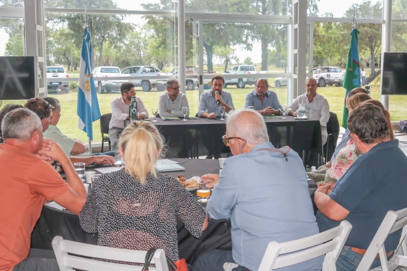 25 de Mayo: El intendente Ralinqueo y el titular de OCEBA se reunieron con cooperativas y clubes