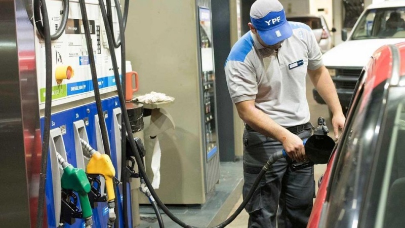 YPF aumentó también los precios de sus combustibles un 4%