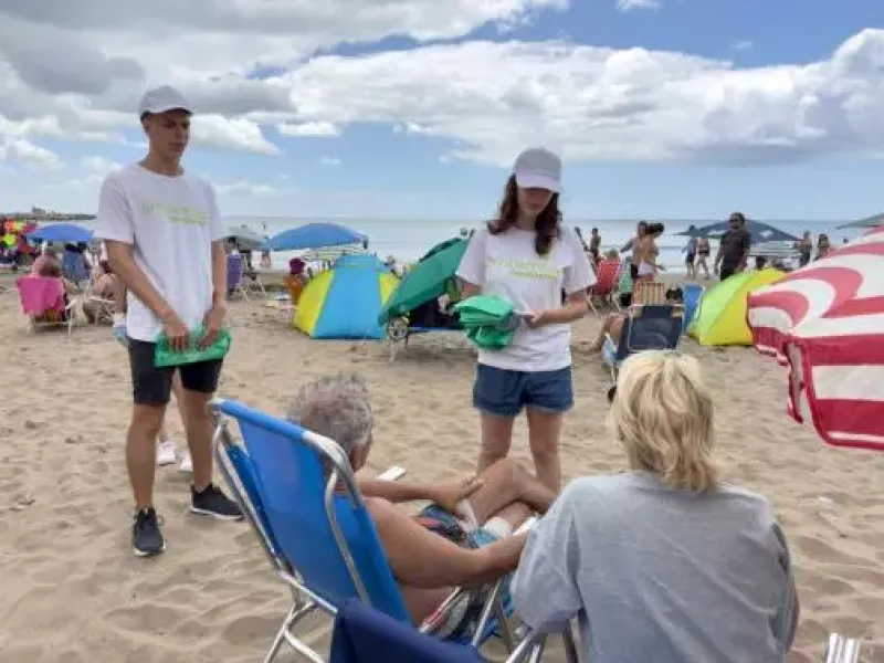 Mar del Plata: Promotores ambientales concientizan sobre el cuidado del ambiente en las playas
