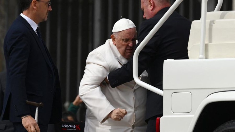 El Papa Francisco "mejora progresivamente" y continúa con los tratamientos previstos