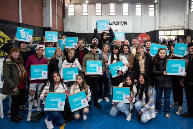 San Martín: La Provincia entregó 373 notebooks a alumnos de secundaria