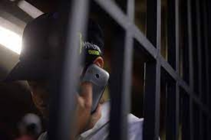 Diputada del radicalismo quiere restringir el uso de celulares en las cárceles
