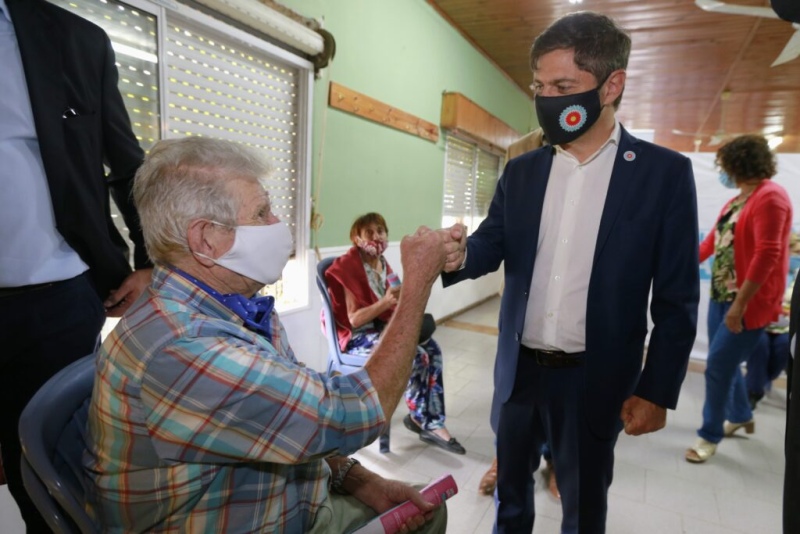 Axel Kicillof visitó un operativo de vacunación en Magdalena