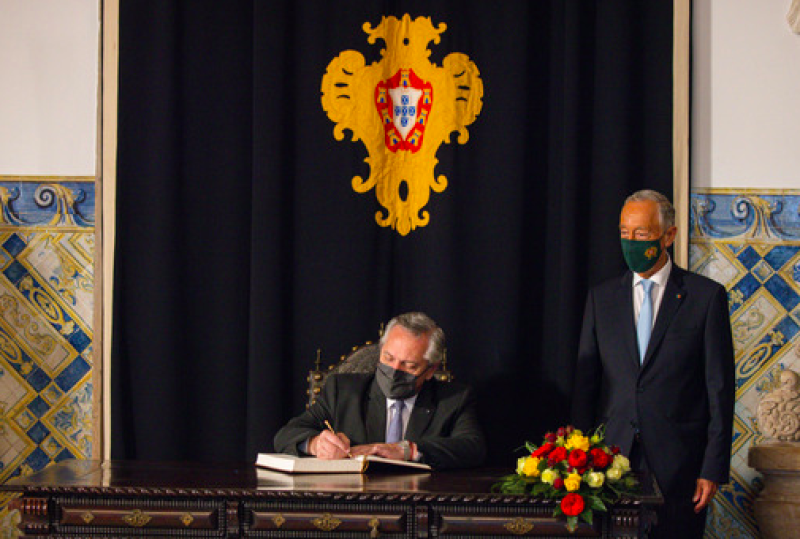 El Presidente fue recibido por su par de Portugal en el inicio de su gira por Europa