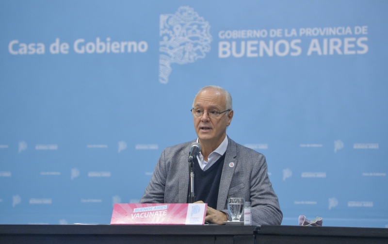 Carlos Bianco junto a Gollan encabezaron una conferencia de prensa