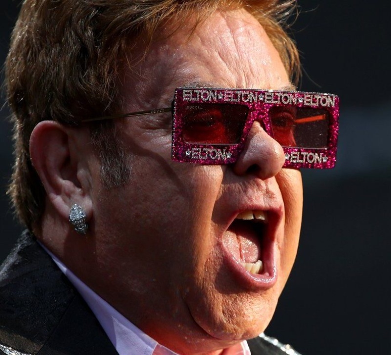 Elton John reveló la insólita razón por la cual no escribe las letras de sus canciones