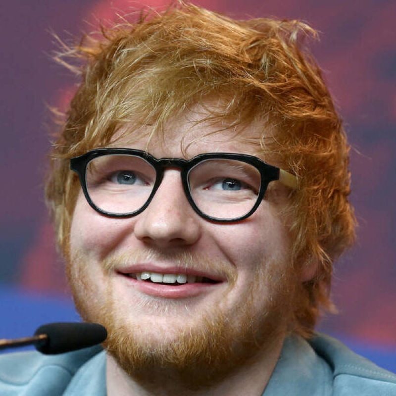 Subastan un video de Ed Sheeran adolescente, cantando en el colegio