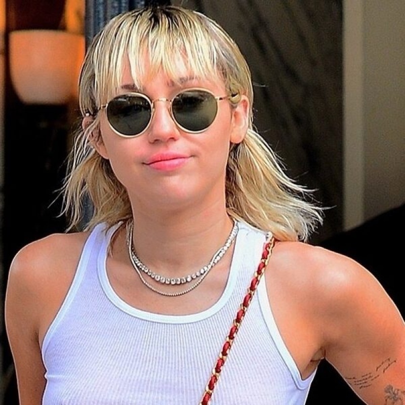 Miley Cyrus vende remeras con referencias sexuales