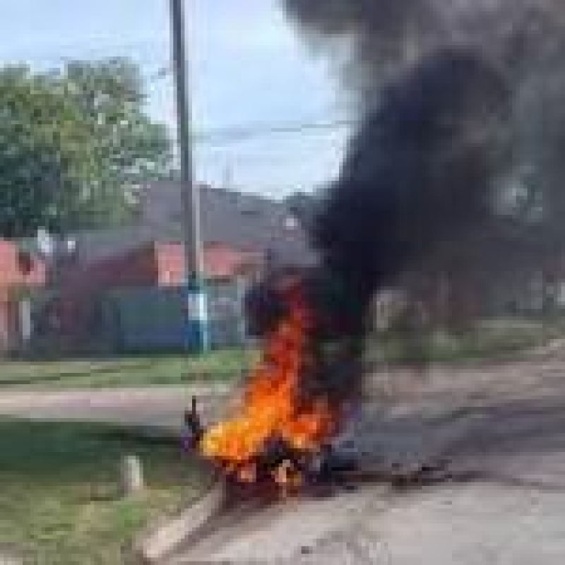 Vecinos del barrio Santa Rita golpearon a un ladrón y le prendieron fuego la moto