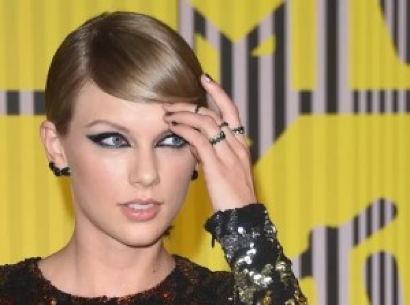 Taylor Swift volvió a grabar un éxito navideño con una orquesta de 70 músicos