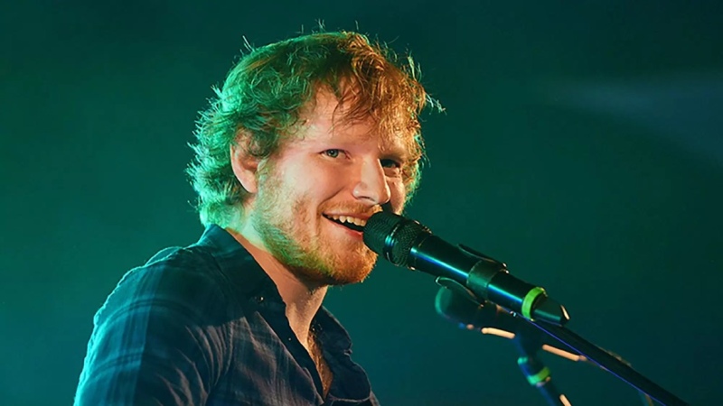 Ed Sheeran anunció la salida de su tema navideño junto a Elton John recreando una famosa escena