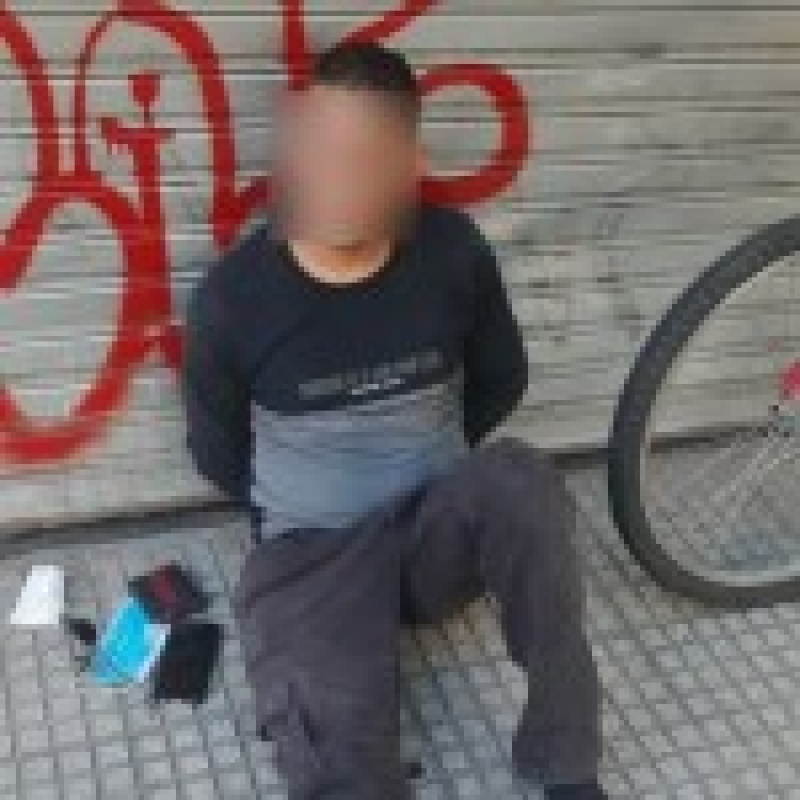 Detienen a un joven que intentó robar objetos de vehículos estacionados en Caballito