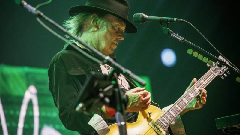 Neil Young exigió a Spotify que elimine su música por desinformar sobre vacunas