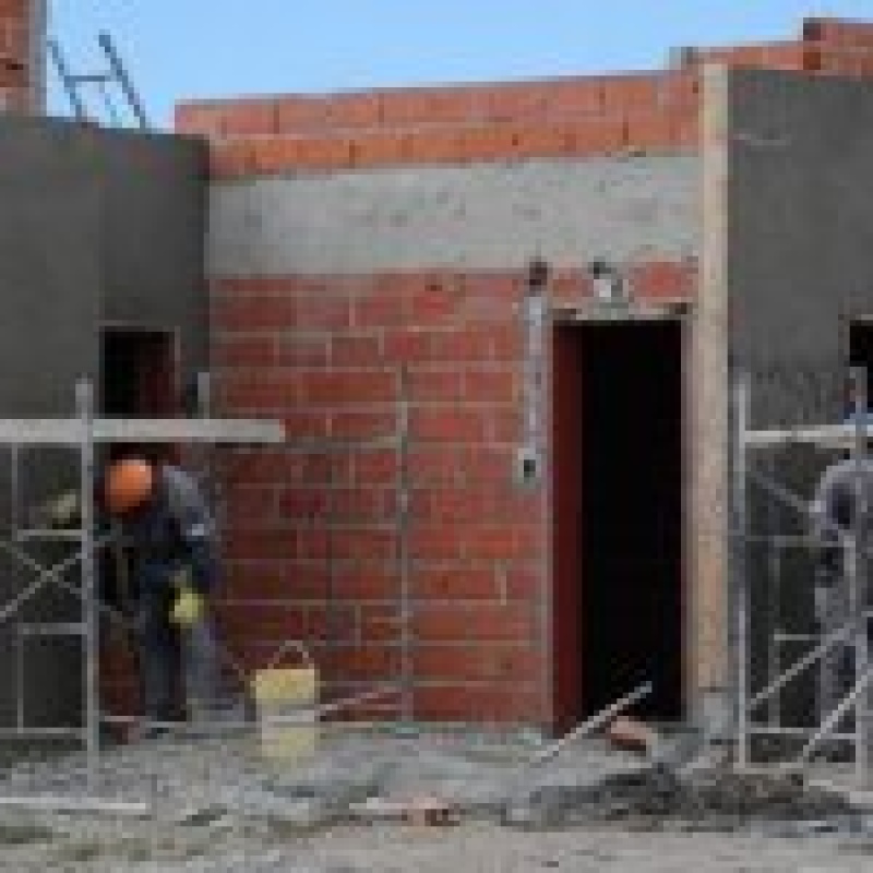 Mercedes: Ustarroz firmó contrato para construcción de 40 viviendas
