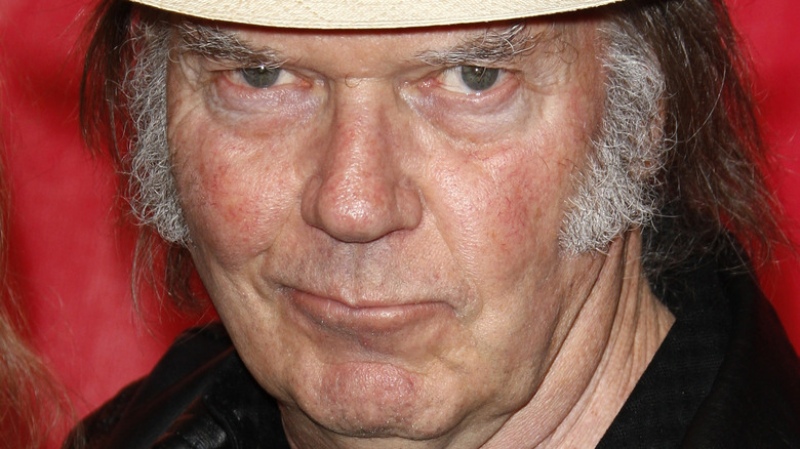 Neil Young vuelve a tocar en vivo tras tres años de ausencia