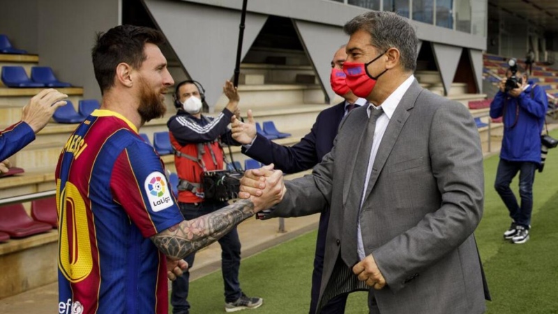 El presidente del Barcelona admitió que se reunió con el padre de Messi en medio de los rumores de traspaso