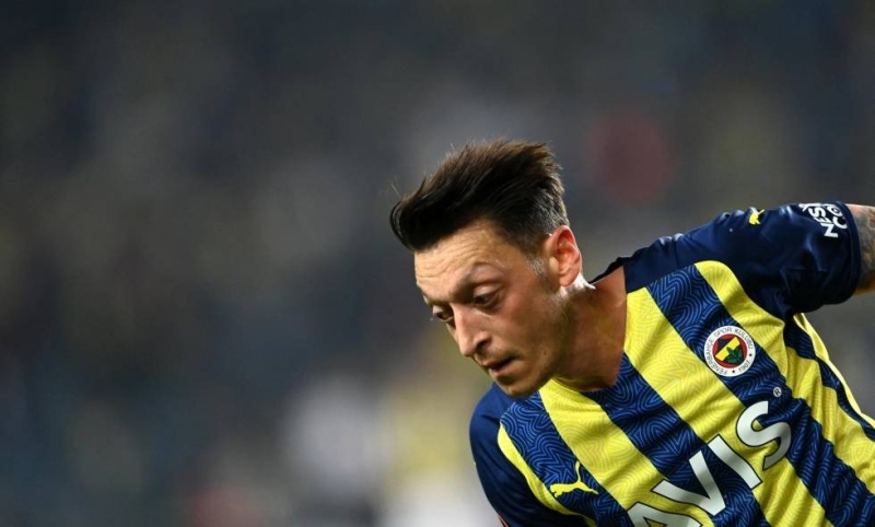 Se retiró del fútbol Mesut Özil