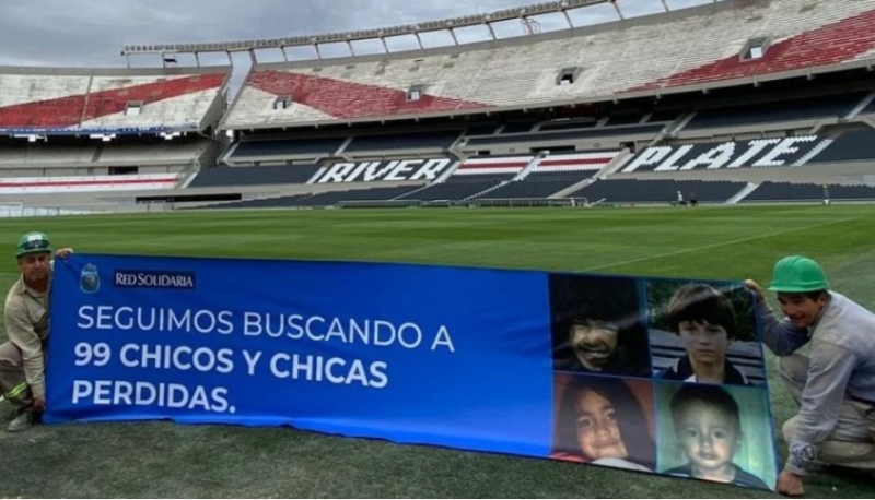 Proyectarán durante el partido de la Selección Argentina imágenes de 99 chicos desaparecidos en el país