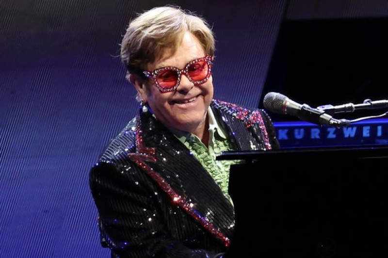 Elton John se despide de las giras con una emotiva versión de "Goodbye Yellow Brick Road"