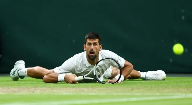 Djokovic agiganta su leyenda en Wimbledon: calló al público, barrió a Sinner y jugará su novena final