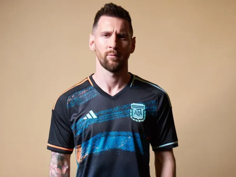 Hace el aguante: Messi posó con la camiseta suplente de la Selección femenina