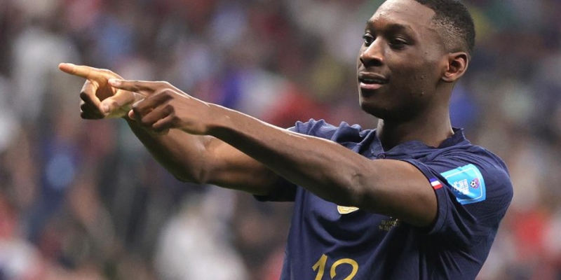 El PSG contrató a Randal Kolo Muani, el delantero francés que padeció al Dibu Martínez en el Mundial de Qatar
