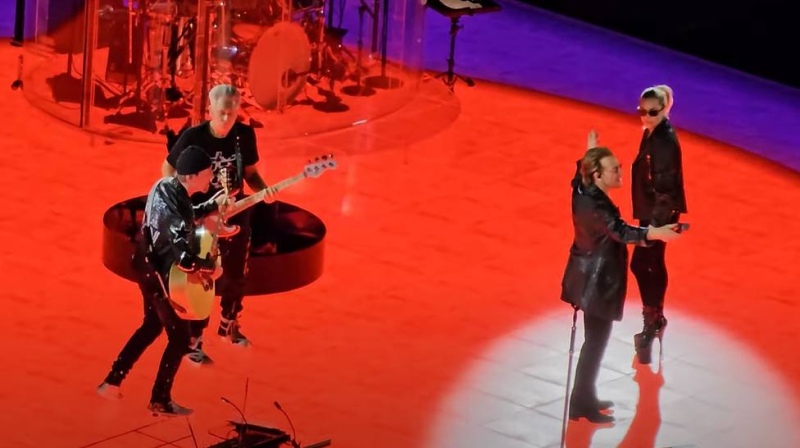 Lady Gaga se une a U2 para tocar "Shallow"