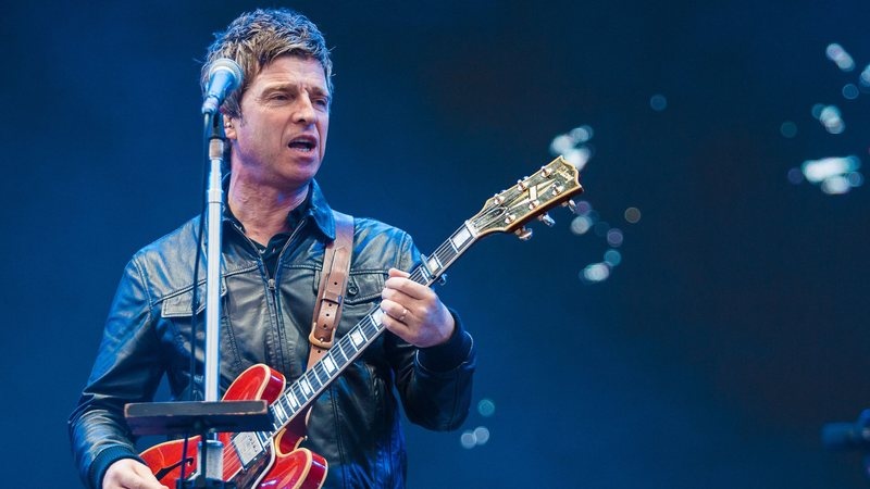 Noel Gallagher volvió a grabar dos clásicos de Oasis