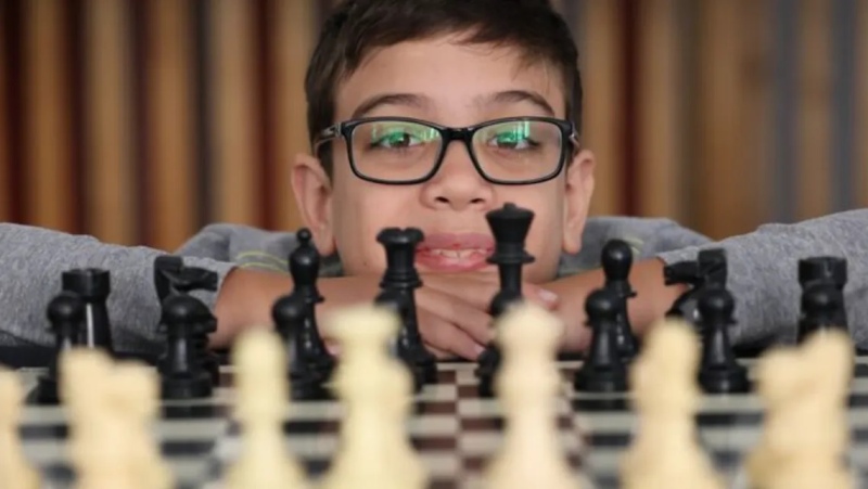 El argentino Faustino Oro, de 10 años, le ganó al número 1 del mundo del ajedrez
