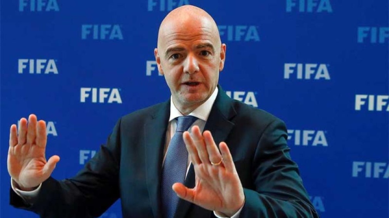 Infantino descartó la implementación de la tarjeta azul: "La FIFA se opone"