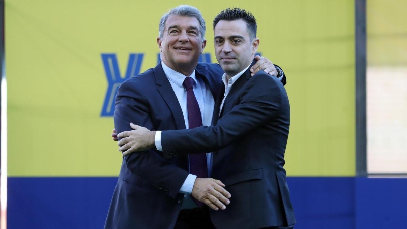 Xavi continuará en el Barça hasta 2025 tras la cumbre con Laporta